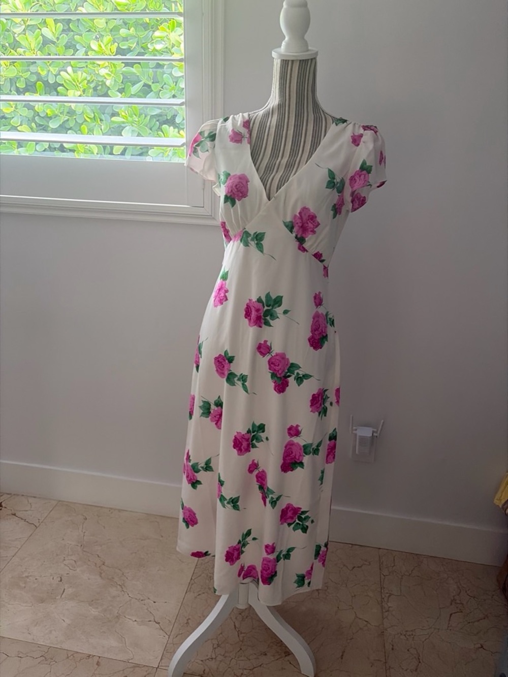 WAYF Never worn, NWT Size S White Floral Midi Dress with Pink Roses